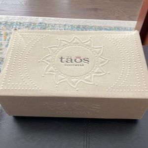 COPY - Brand new Taos sneakers. Bought two sizes and this one needs to be retur…
